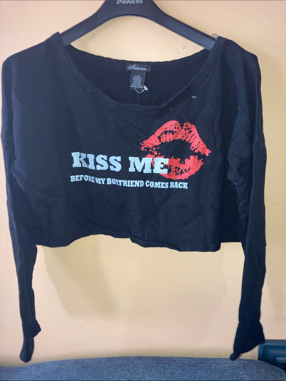 Black Graphic Cropped Long-Sleeve Top with Red Lip Print